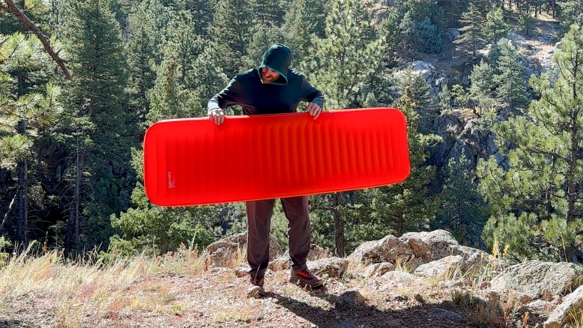 therm-a-rest neoloft - you can see the silhouette of the tier-baffled construction that...