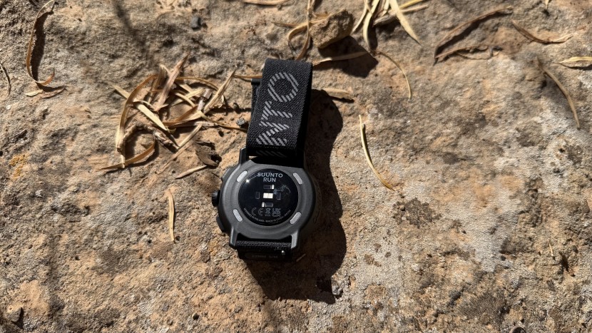 a close-up look at the suunto run, front and back.