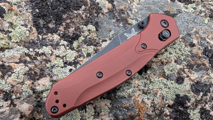 benchmade 940 osborne - a compact knife, open or closed; the blade barely widens the profile...