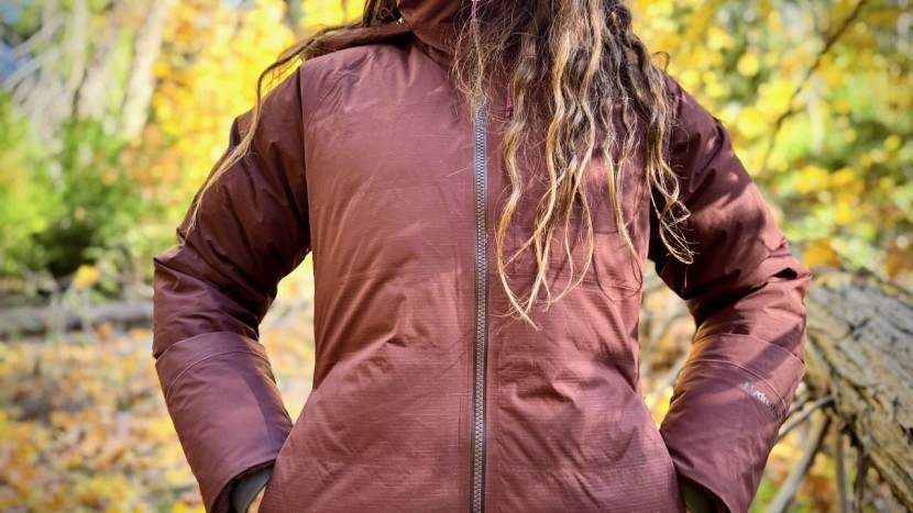 the internal baffles help contain the 850 fill goose down and...