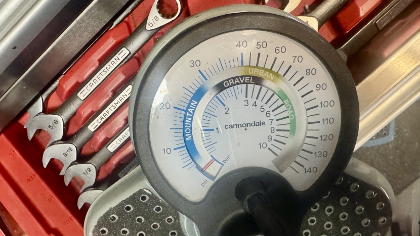 cannondale precise floor pump - the red indicator needle is only visible through this small window...