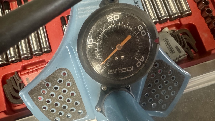 specialized air tool mtb floor pump - wide base, large gauge, precise fill; it's a mountain biker's dream.