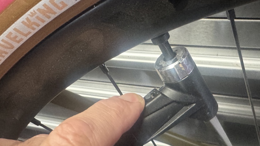 cannondale precise floor pump - a bleed valve on the pump head allows you to fine tune your pressure.