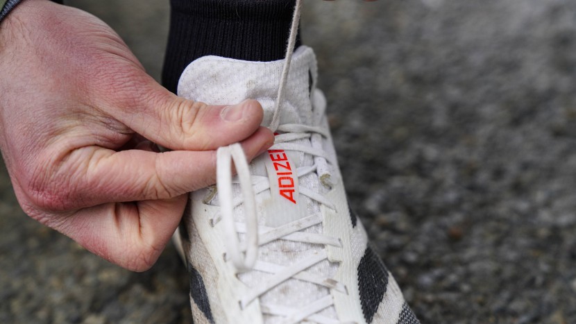 the adizero sl2 laces are thin and flat.