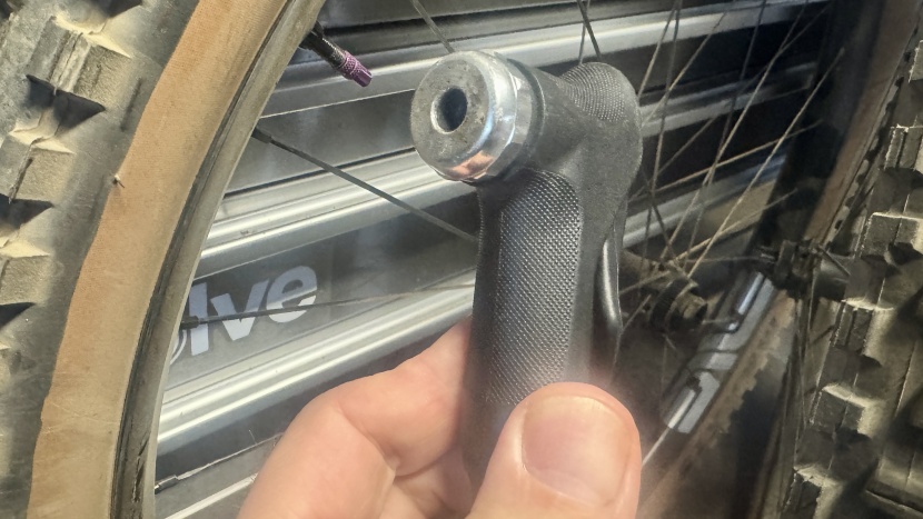 specialized air tool mtb floor pump - the specialized smart head works with both presta and schrader heads...