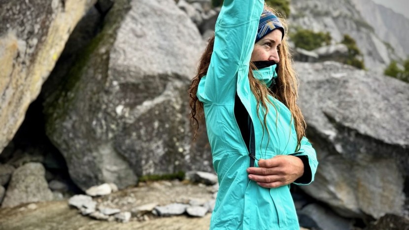 outdoor research aspire 3l for women - the pit vents run the length of the jacket, offering lots of...
