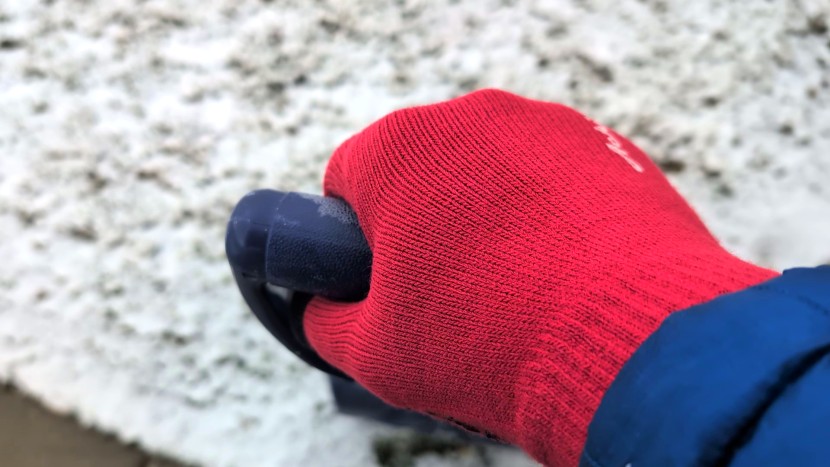 achiou touch screen thermal - perfect for basic things, like shoveling the walks after a snowstorm.