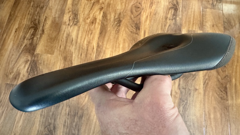 sqlab 611 ergowave mtb carbon - a wider nose and stepped rear give the saddle a unique look.