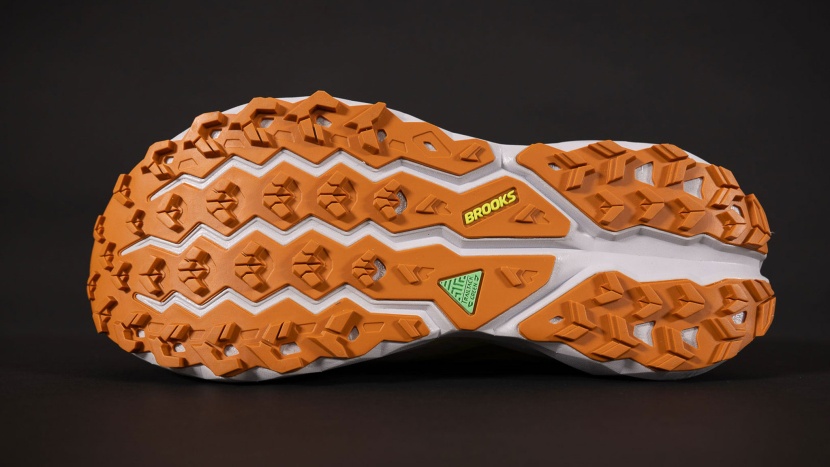 trail running shoes men - the cascadia 19 features trailtack green rubber and 3.5 mm lugs...