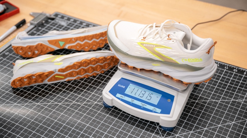 brooks cascadia 19 - at 11.13 ounces, the cascadia 19 prioritizes durability and...