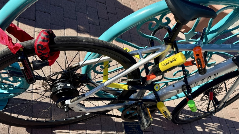 kryptonite new york fahgettaboudit u-lock mini - the new york mini is just part of the locking strategy shown here.