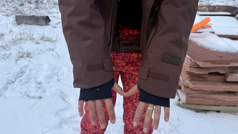 cozy wrist gaiters help keep wind out.