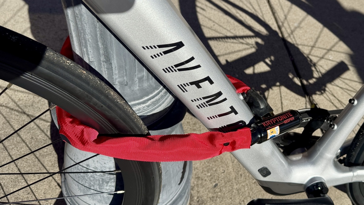 Kryptonite Keeper 785 Integrated Chain Lock Review (Sometimes there isn't a bike rack, and locks like Kryptonite's Keeper 785 let you "stretch" around something like this...)