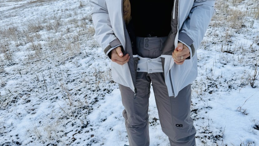 integrated powder skirt helps keep the snow out.