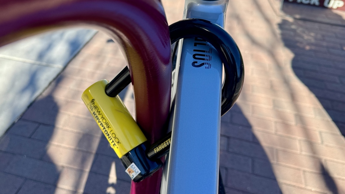 Kryptonite New York Fahgettaboudit U-Lock Mini Review (Fahgettaboudit... This is a solid lock with a compact size.)