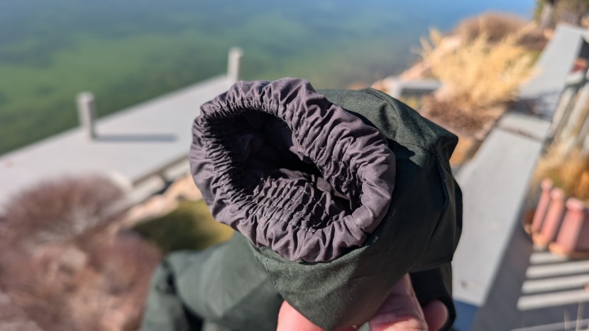 elastic cuffs keep the jacket close to your wrists.