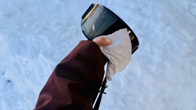 a handy, integrated extra-large goggle wipe in the lawrence jacket.