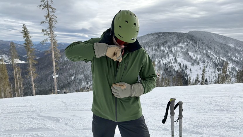 the raze includes two exterior chest pockets and one interior chest...