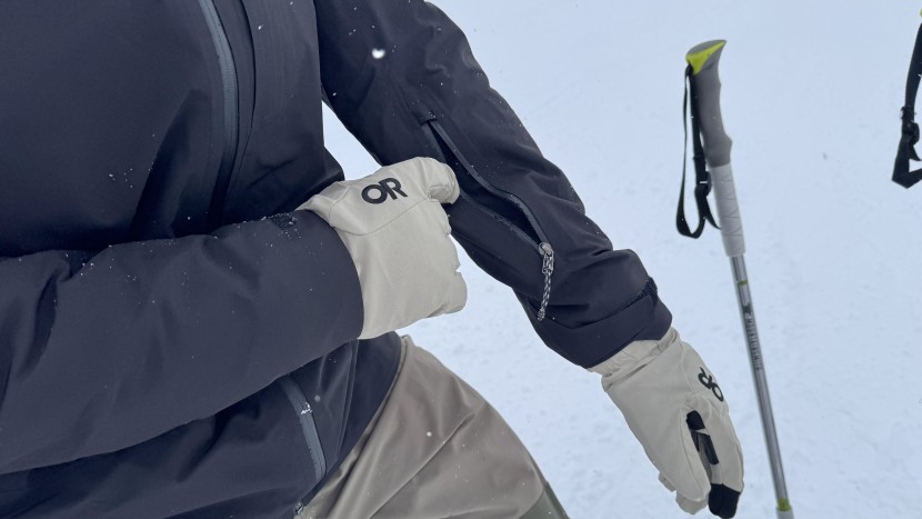 the sleeve pass pocket is handy for rfid lift passes.