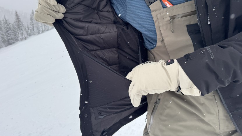 we're fans of the large interior mesh goggle pocket.