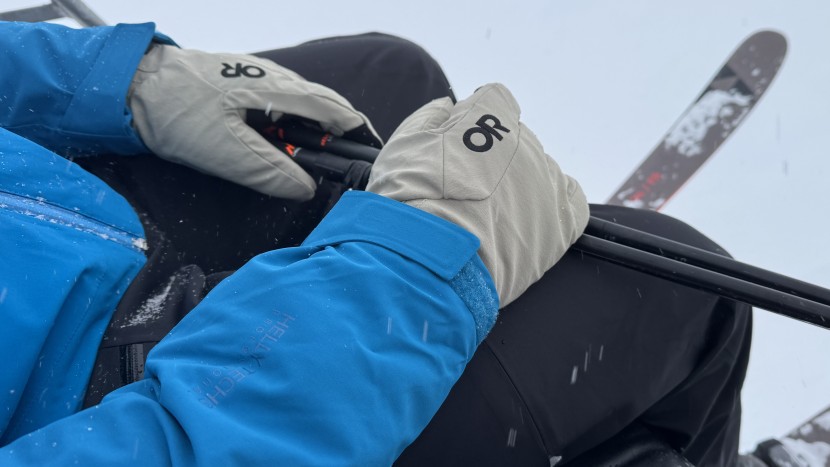 the sleeves offer wide adjustments to let you cover gloves if...