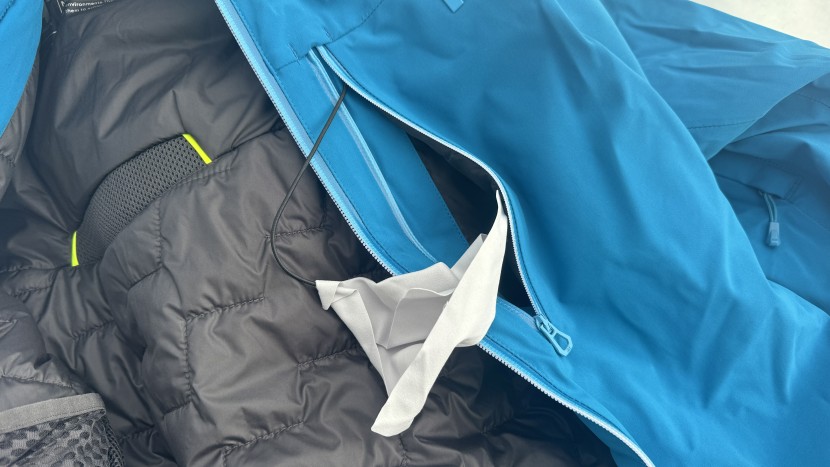 helly hansen includes a handy microfiber goggle wipe in one exterior...