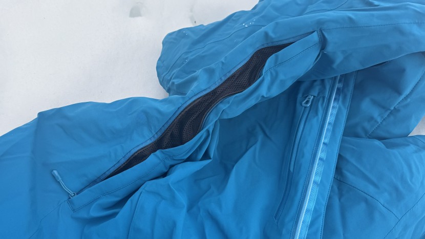 helly hansen alpha lifaloft - underarm venst, like those on the helly hansen alpha lifaloft, allow...