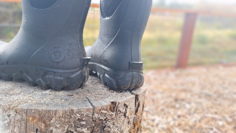 the heel studs make taking the boots off hands free.