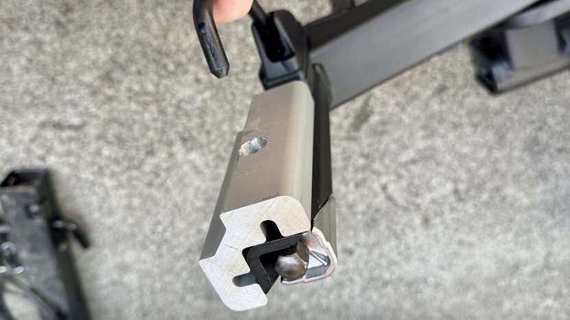 thule epos - thule builds one rack for two different-sized receivers. the silver...