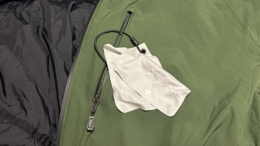 the included microfiber goggle wipe is a handy feature on foggy wet...