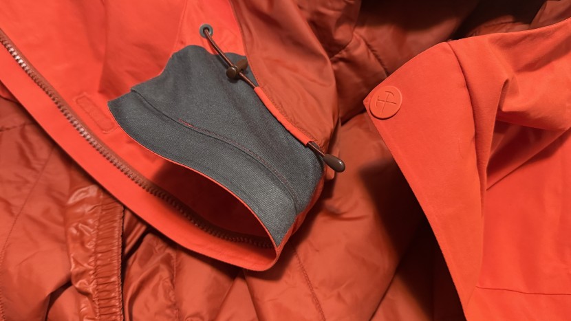 the uninsulated collar isn't plush, but the patch of tricot lining...