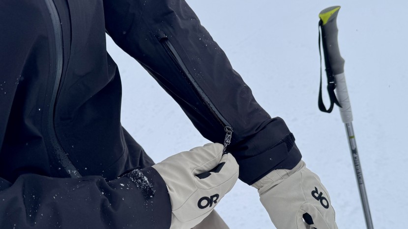 even the pass pocket on the sleeve uses a premium waterproof zipper.