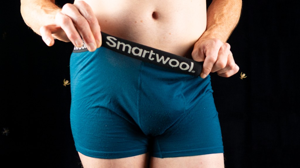 smartwool active merino - the wool/synthetic blend of the smartwool active merino is an...