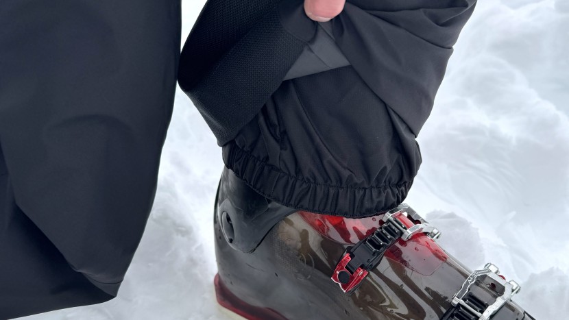 the 100d cordura powdercuffs keep snow out of your ski boots.