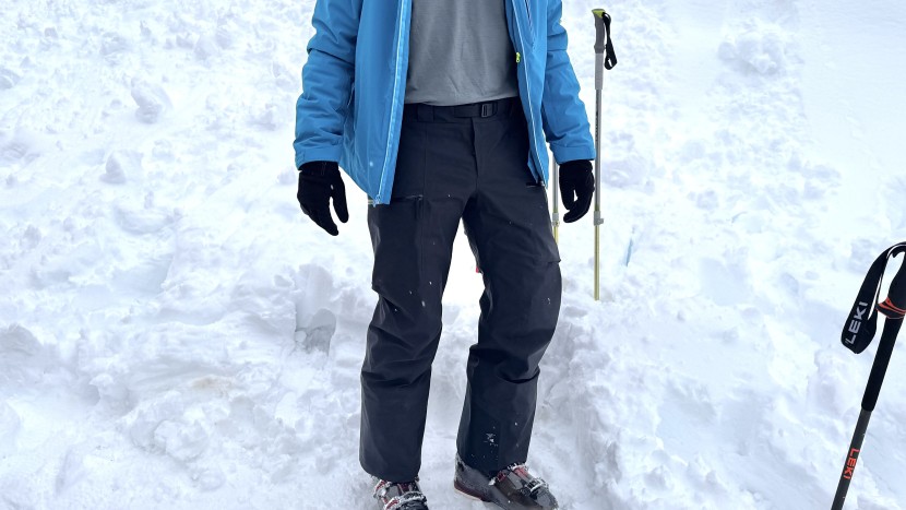 ski pants men - many ski pants have adjustable waists to help dial in the fit.