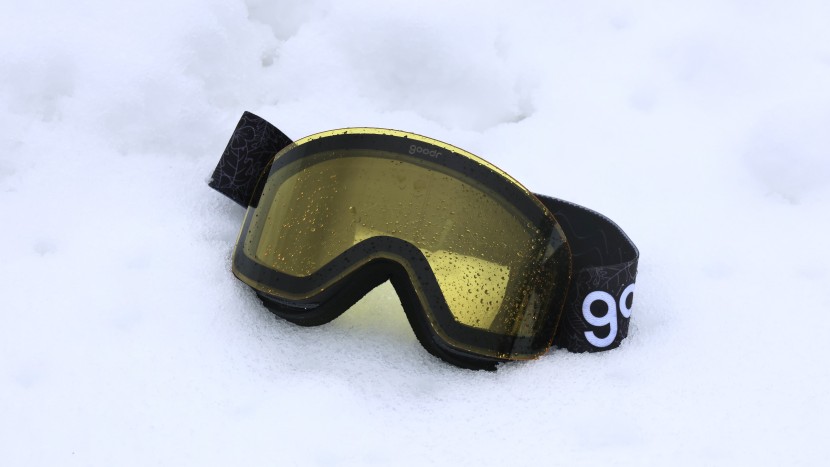 the included yellow low-light lens isn't particularly special, but...