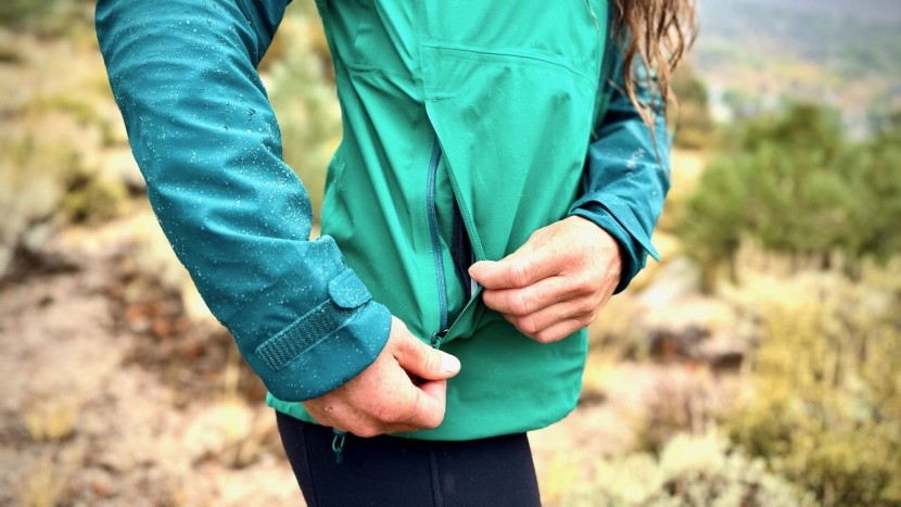 rei co-op xerocloud 3l for women - perforated pockets are great for enhancing breathability while...