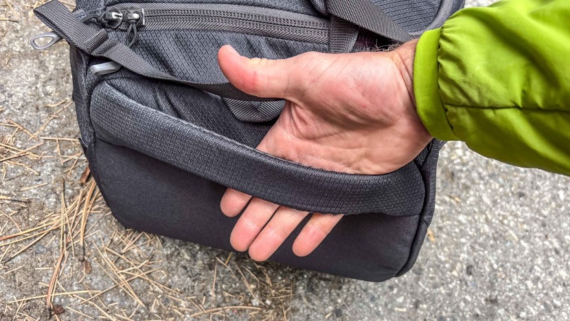 the side handles were very easy to grab.