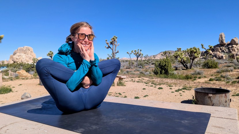 manduka grp adapt 2.0 - the black surface shows a little desert dust.