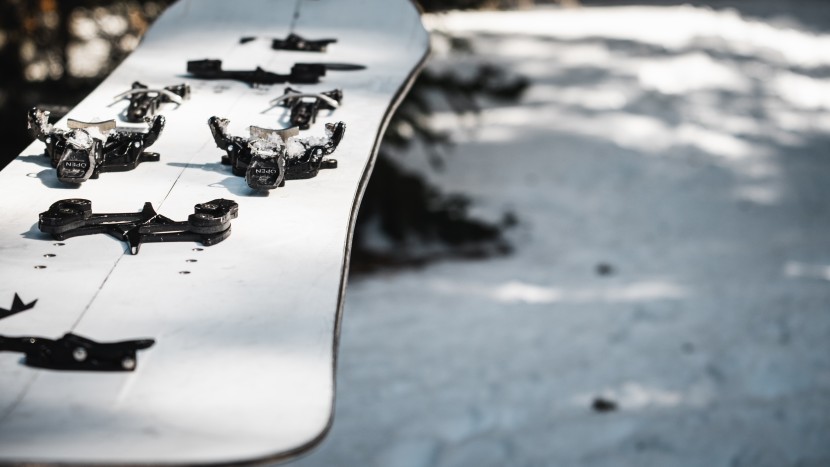 the disrupted sidecuts on these jones and cardiff boards do a lot...