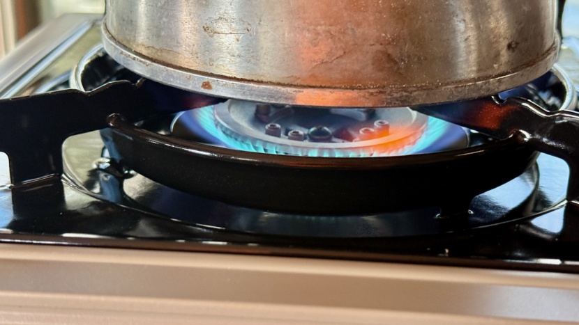 the gs-3400p is all about a small burner with an easy-to-adjust flame.